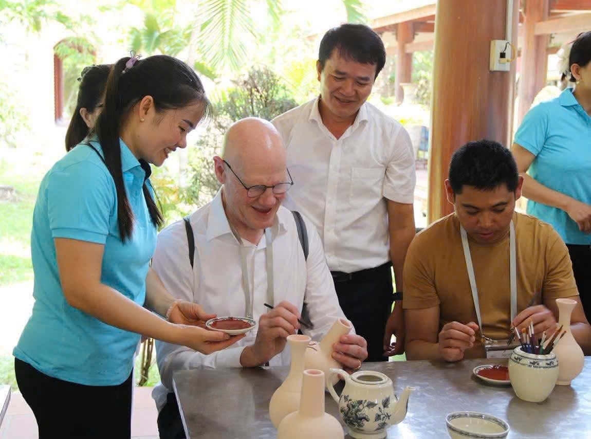 International guests are interested in experiences at Chu Dau pottery village. Photo: Dinh Muoi.