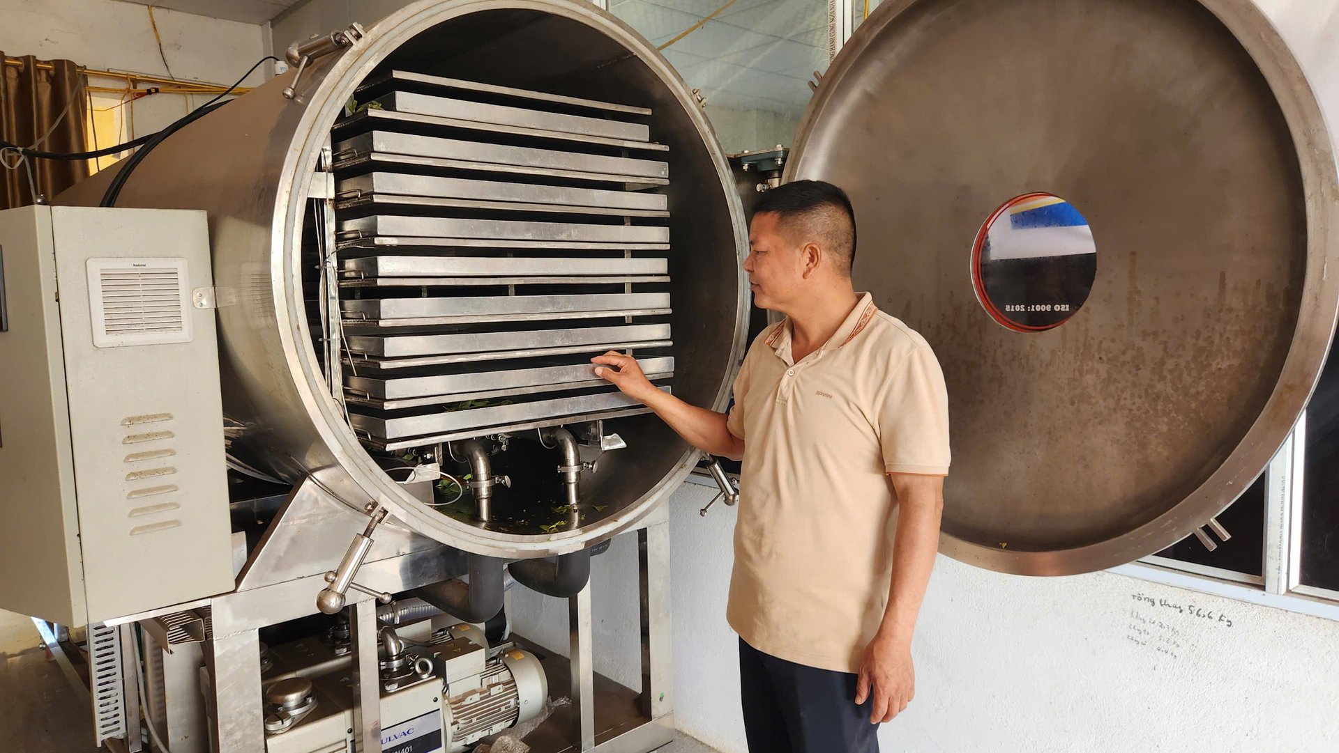 Mr. Ninh Van Trang uses freeze-drying technology to enhance product quality. Photo: Nguyen Thanh.