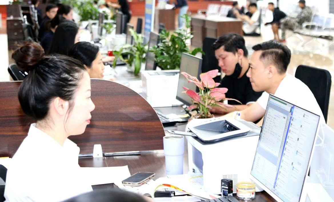Officials at Lao Cai border gate carry out procedures for businesses and traders. Photo: H.D.