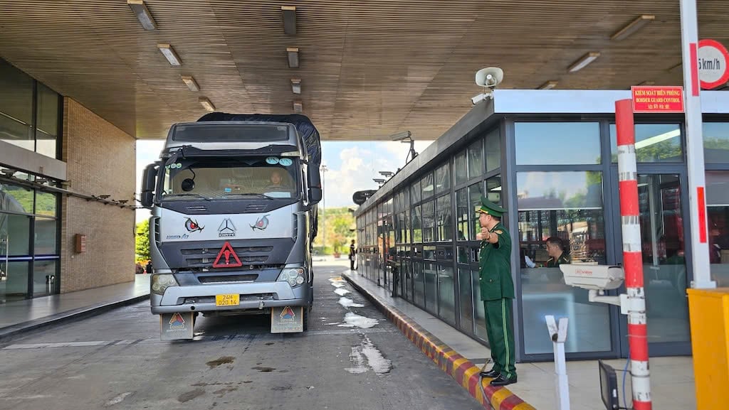 Agricultural vehicles preparing for export through Kim Thanh border gate (Lao Cai). Photo: H.D.