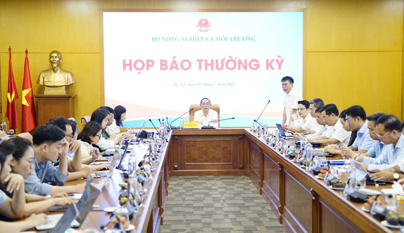 Deputy Minister Phung Duc Tien chaired the regular press conference of the Ministry of Agriculture and Environment on the morning of July 3. Photo: Linh Linh.