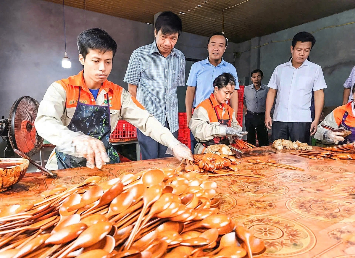 In the workshop producing handicraft chopsticks using lacquer technology to meet the export market. Photo: T.P. In the workshop producing handicraft chopsticks using lacquer technology to meet the export market. Photo: T.P.