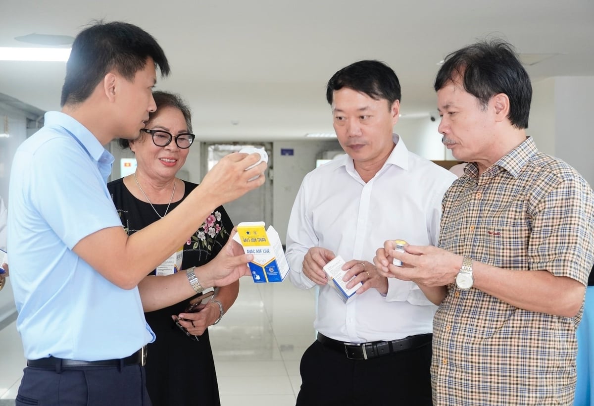 Mr. Nguyen Van Diep, General Director of AVAC Vietnam JSC (far left), introduces the shipment of ASF vaccine exported to the Philippine market. Photo: Hong Tham.
