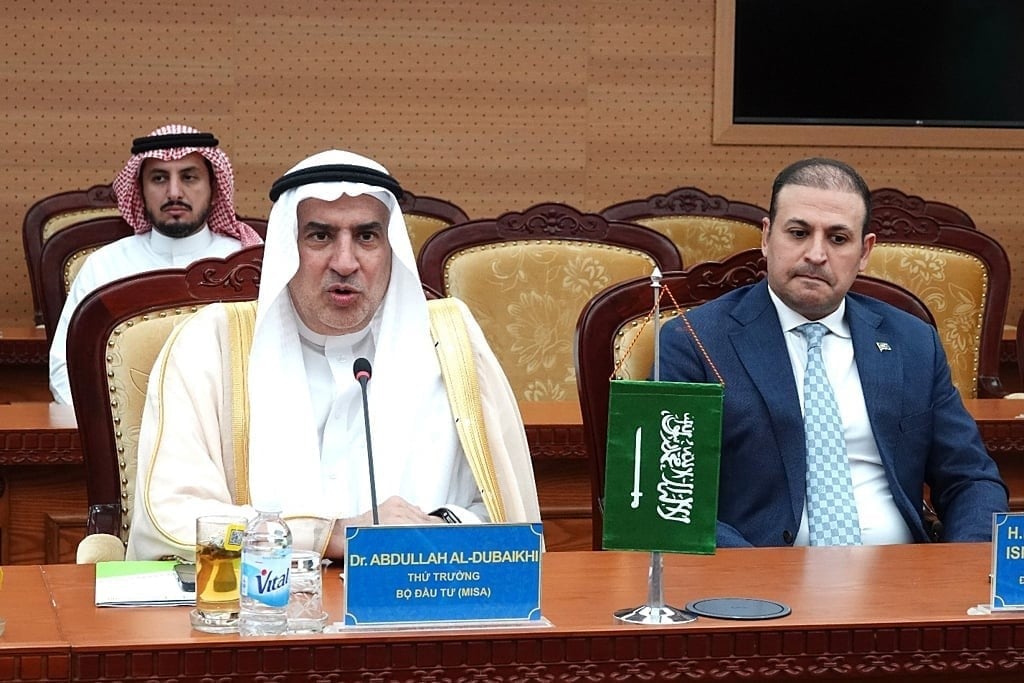 Deputy Minister Abdullah Al-Dubaikhi and Ambassador Mohamed Ismaeil A. Dahlwy at the meeting. Photo: MOF.
