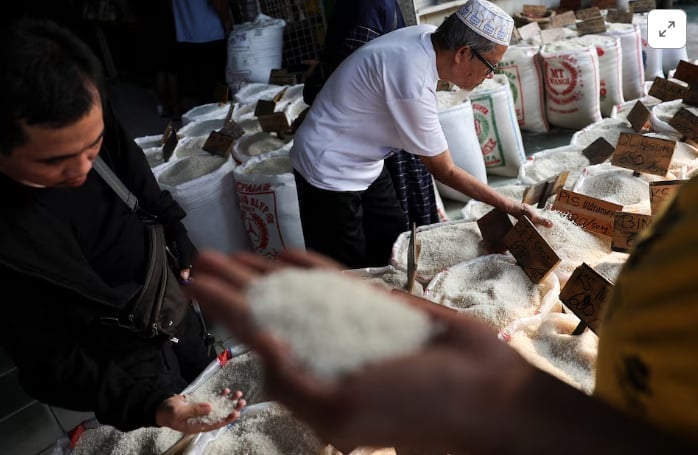 Cusstomers check the quality of rice at a wholesale market in Jakarta, Indonesia, September 22, 2025. Photo: RT. Cusstomers check the quality of rice at a wholesale market in Jakarta, Indonesia, September 22, 2025. Photo: RT.