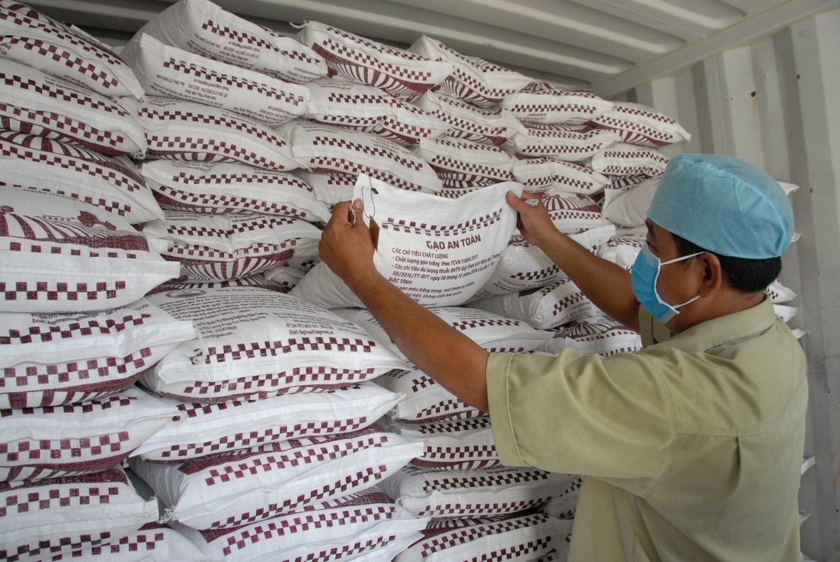 Inspecting the quality of finished rice before dispatch to ensure safety standards. Photo: Le Hoang Vu. Inspecting the quality of finished rice before dispatch to ensure safety standards. Photo: Le Hoang Vu.