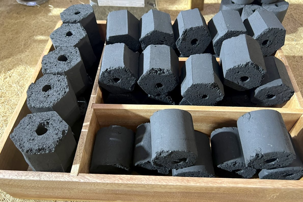 Smokeless charcoal made from coconut shells. Photo: Son Trang.