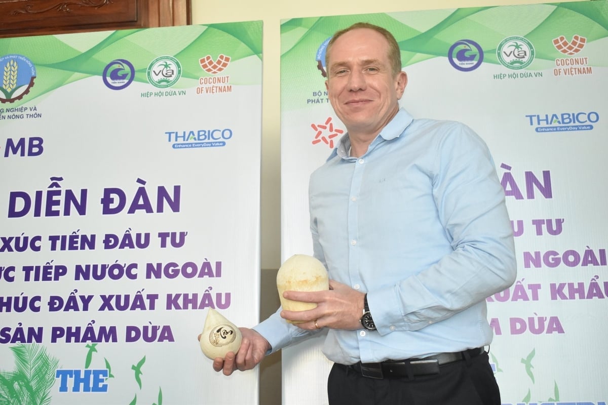 International delegates visited Vietnam to learn about the coconut industry as part of the forum promoting coconut product consumption held in the former Tien Giang province in 2024. Photo: Minh Dam. International delegates visited Vietnam to learn about the coconut industry as part of the forum promoting coconut product consumption held in the former Tien Giang province in 2024. Photo: Minh Dam.