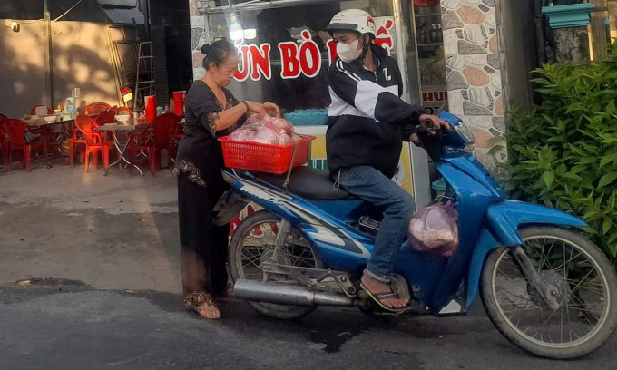 Kieu Thien Tam chooses business even though the family has a hectare of agricultural land. Photo: NVCC