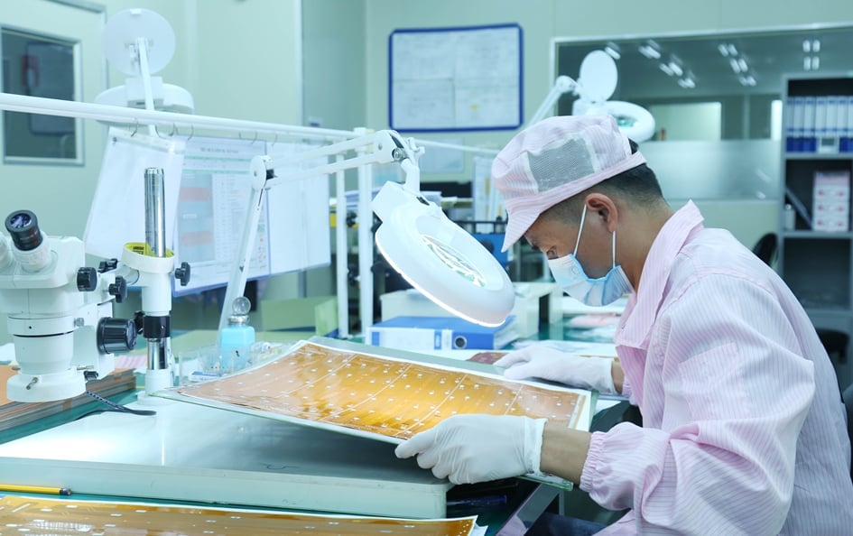 Electronic component products from Optrontec Vina Co., Ltd. are primarily exported to China and South Korea. Photo: Thanh Nga. Electronic component products from Optrontec Vina Co., Ltd. are primarily exported to China and South Korea. Photo: Thanh Nga.