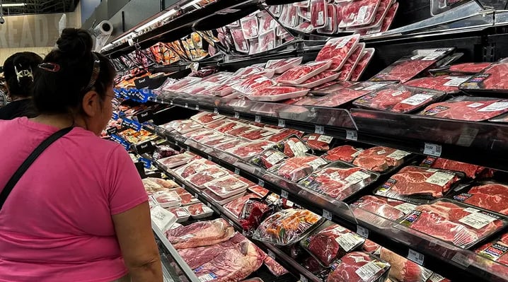 Consumers look at packages of beef at a supermarket in Houston, Texas, Sept. 26, 2025. Photo: Ronaldo Schemidt/AFP via Getty Images.