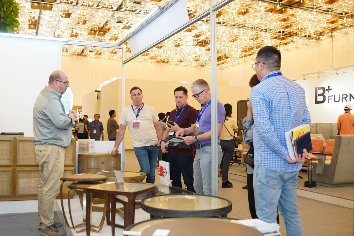 Each year, Ho Chi Minh City serves as a trusted venue for wood industry associations to host international fairs and exhibitions. Among them, the Ho Chi Minh City Export Furniture Fair (Hawa Expo) has grown into a nationally significant event. In 2024, Hawa Expo attracted nearly 20,000 domestic and international buyers and visitors, making it the flagship trade promotion activity of Vietnam’s wood industry. Photo: Nguyen Thuy.