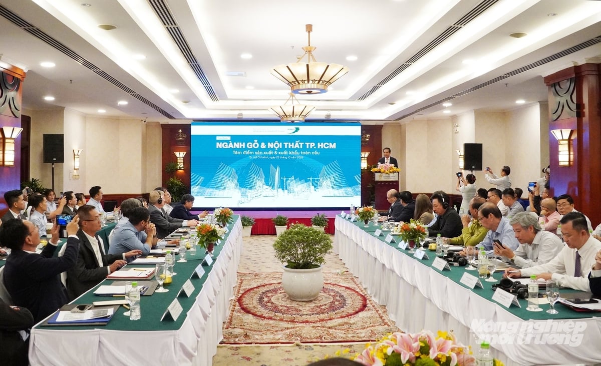 The seminar 'Ho Chi Minh City’s Wood and Furniture Export Industry - A Global Production and Export Hub', jointly organized on October 23 by the Handicraft and Wood Industry Association of Ho Chi Minh City (HAWA), the Vietnam Timber and Forest Products Association, and the Binh Duong Furniture Association (BIFA), aimed to analyze and highlight the potential, strengths, and development opportunities of HCMC’s wood and furniture industry in the new context. Photo: Nguyen Thuy.
