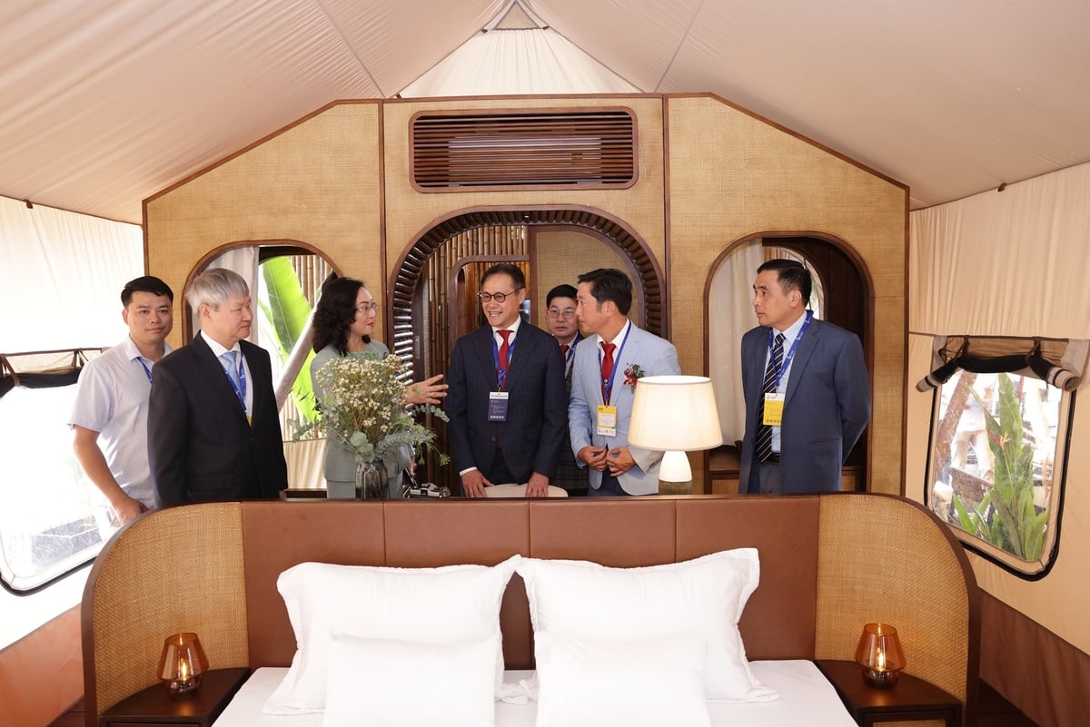 Deputy Minister of Agriculture and Environment Nguyen Quoc Tri, Deputy Minister of Industry and Trade Phan Thi Thang, and representatives of industry associations visit exhibition booths at Hawa Expo 2024. Photo: Nguyen Thuy.