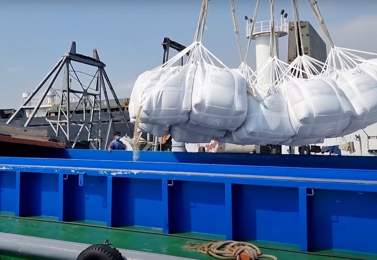Loading rice for export onto a ship at a port in Ho Chi Minh City. Photo: Thanh Son. Loading rice for export onto a ship at a port in Ho Chi Minh City. Photo: Thanh Son.