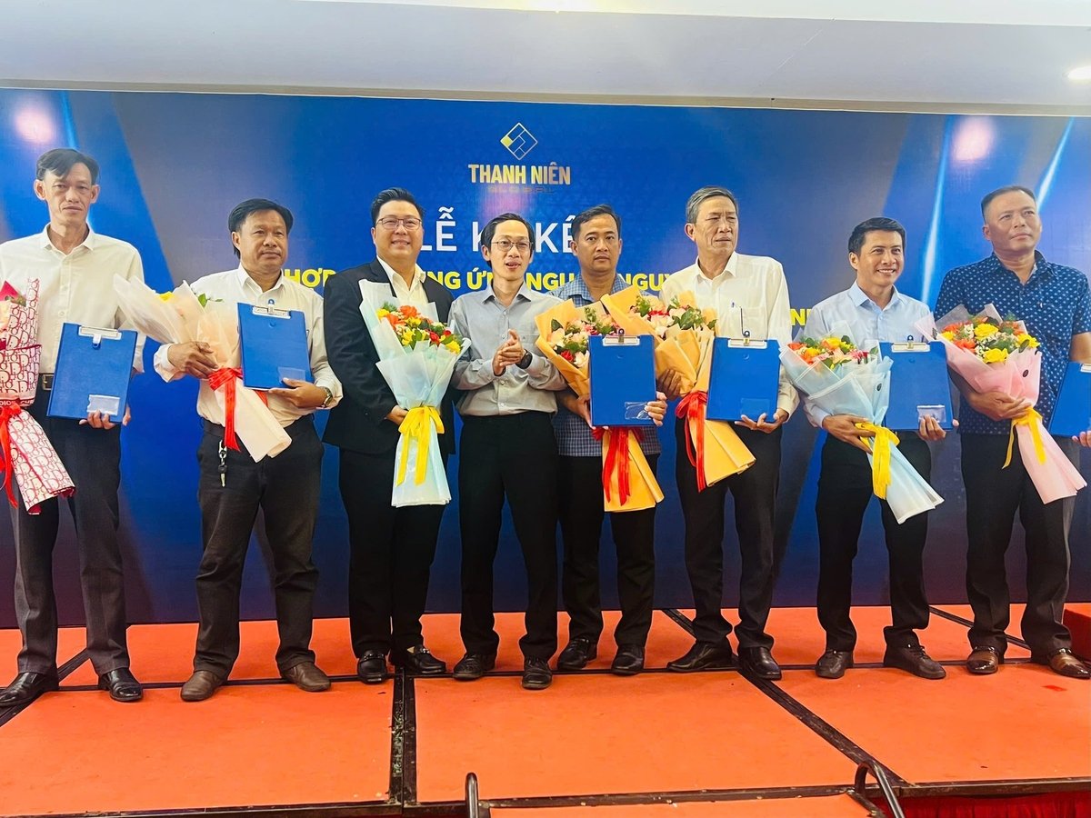 Thanh Nien Global Trading Joint Stock Company signs a cooperation agreement to supply seafood raw materials with 20 cooperatives in Ca Mau province. Photo: Trong Linh.