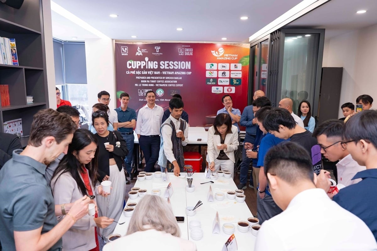 Delegates enjoyed Viet Nam’s specialty coffee. Photo: Tran Tho.