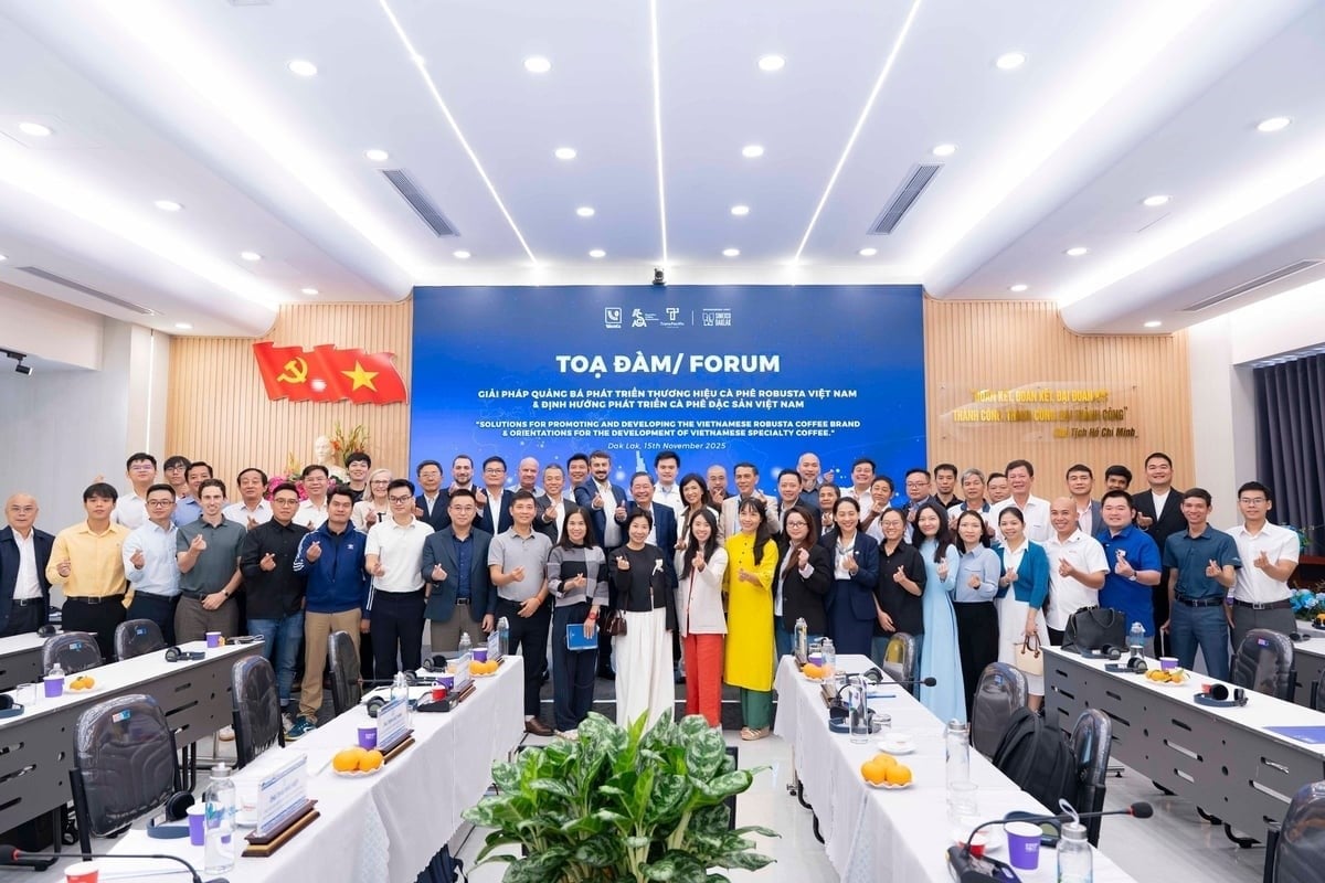Delegates participating in the forum took a commemorative photo. Photo: Tran Tho.