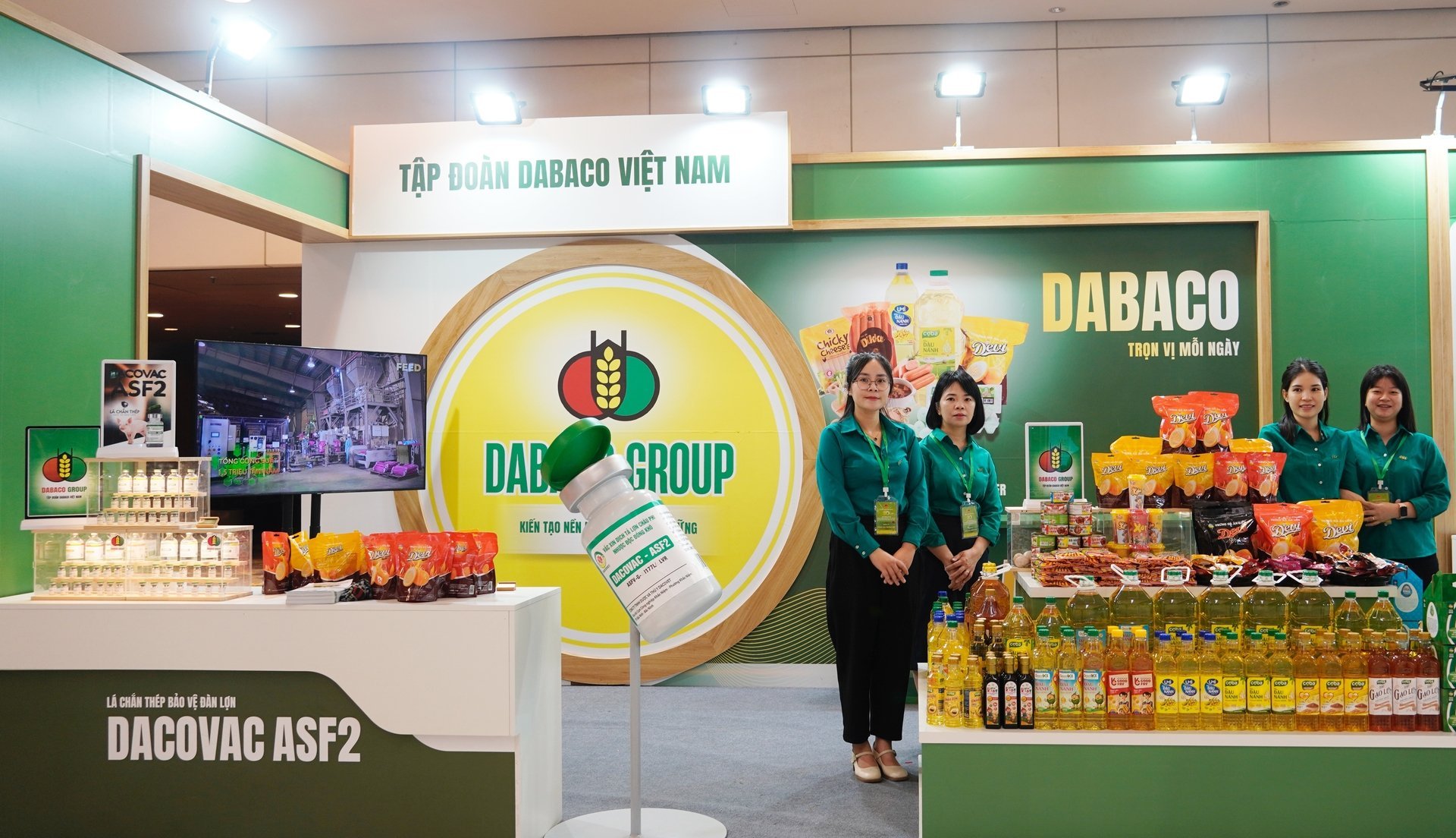 Dabaco's exhibition booth was designed with vividness and diverse products, clearly demonstrating a philosophy of sustainable development and innovative thinking. Photo: Hong Tham.