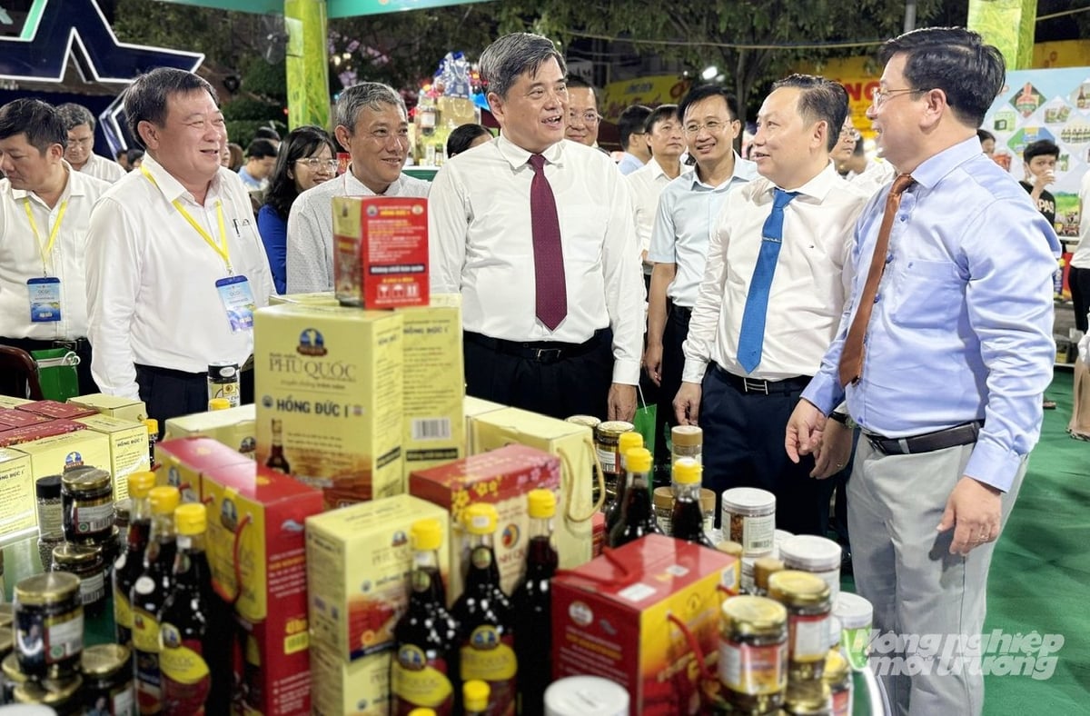 Deputy Minister of the Ministry of Agriculture and Environment Tran Thanh Nam, along with An Giang provincial leaders, visited an OCOP product booth at the 2025 Mekong Delta OCOP Forum held in An Giang province. Photo: Le Hoang Vu. Deputy Minister of the Ministry of Agriculture and Environment Tran Thanh Nam, along with An Giang provincial leaders, visited an OCOP product booth at the 2025 Mekong Delta OCOP Forum held in An Giang province. Photo: Le Hoang Vu.