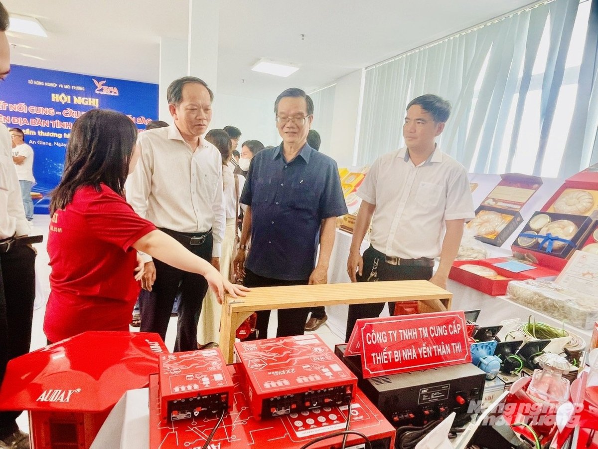 Tran Thanh Hiep, Deputy Director of the Department of Agriculture and Environment of An Giang province, visits a display booth of swiftlet farming equipment in An Giang. Photo: Le Hoang Vu.