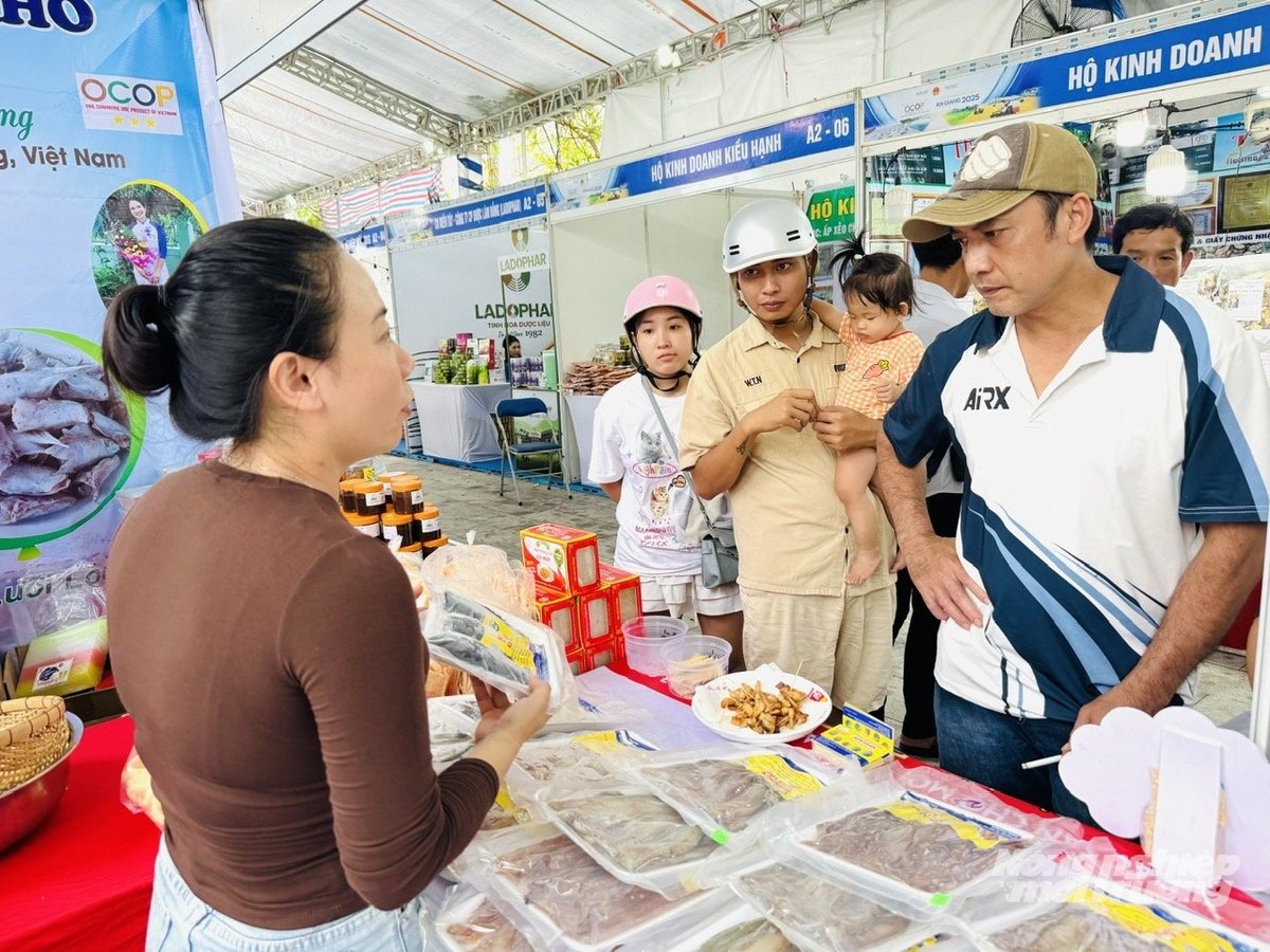 Local residents and tourists visit, shop, and learn about OCOP products at the booths of businesses and cooperatives participating in the 2025 Mekong Delta OCOP Forum. Photo: Le Hoang Vu. Local residents and tourists visit, shop, and learn about OCOP products at the booths of businesses and cooperatives participating in the 2025 Mekong Delta OCOP Forum. Photo: Le Hoang Vu.