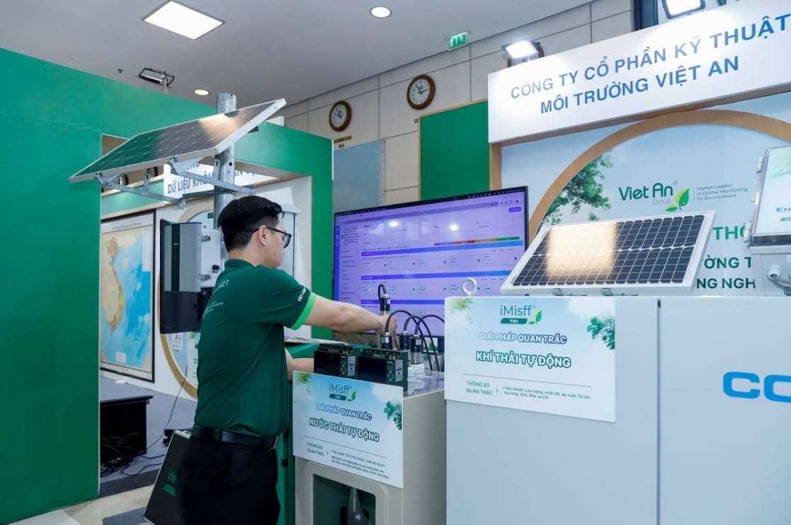 Viet An Group presents a suite of next-generation environmental monitoring solutions, demonstrating a green-technology orientation and comprehensive digital transformation in environmental management. Photo: Khuong Trung.