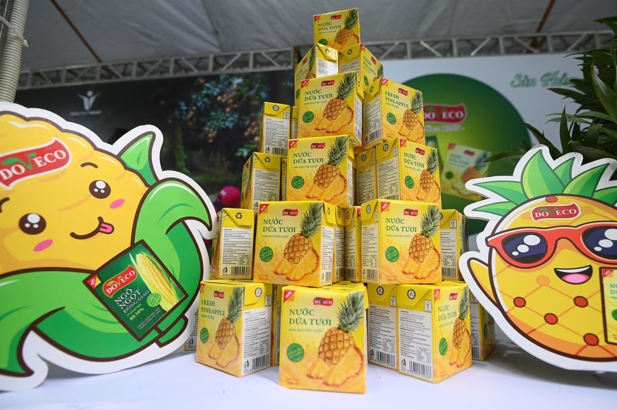 Canned fresh pineapple juice from DOVECO at the exhibition celebrating the 80-year achievements of the Agriculture and Environment sector. Photo: Tung Dinh.