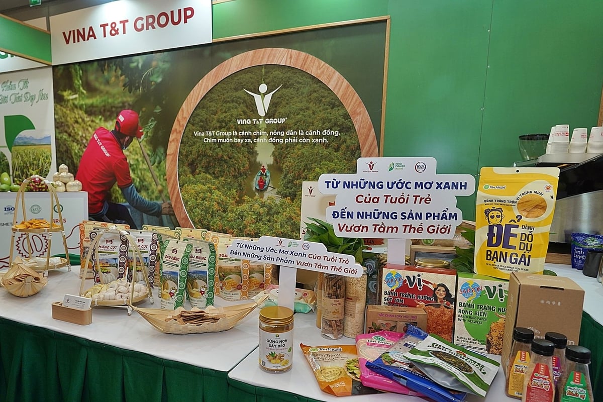 Vina T&T’s booth showcased a diverse range of products, from fresh fruits to processed agricultural goods. Photo: Bao Thang.