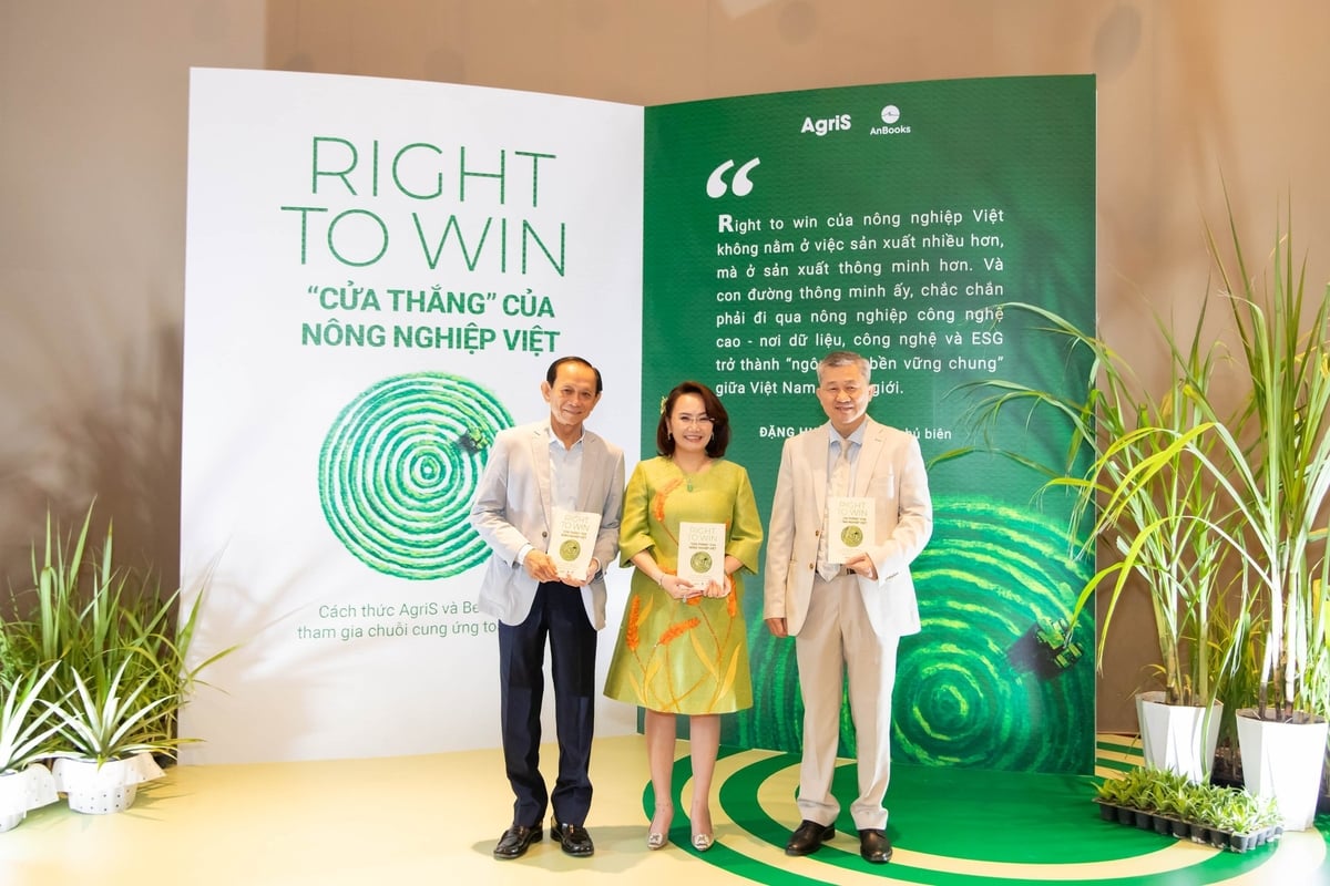 Tran Hoang (right) with Dang Huynh Uc My, chairwoman of AgriS (center) and chief editor of 'Right to Win: The ‘Winning Edge’ of Vietnam’s Agriculture.' Photo: LP.