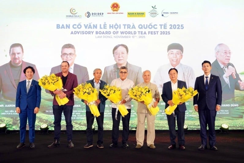 The Organizing Committee presents flowers to the Advisory Board of the 2025 International Tea Festival. Photo: BTC.