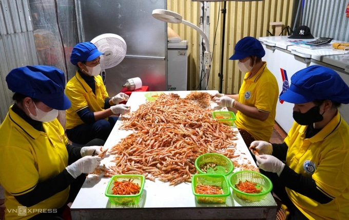 Workers preparing dried bird's claw shrimp. Photo: Chuc Ly