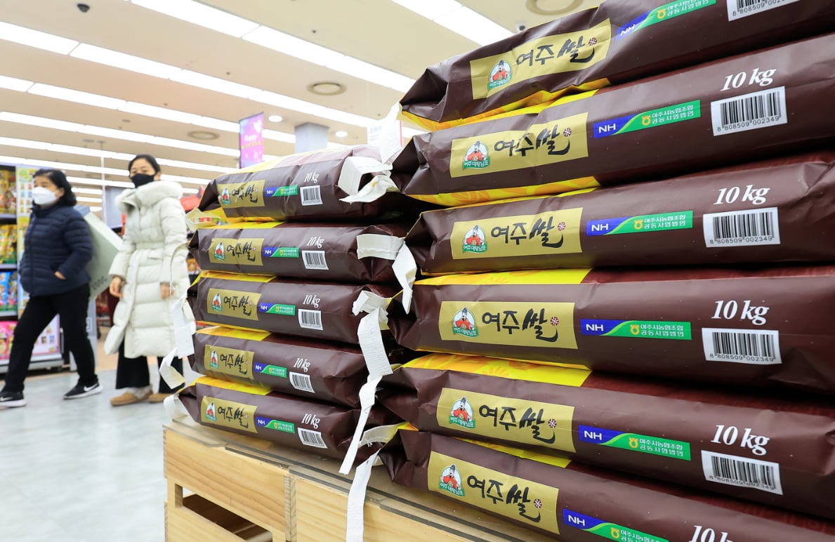 Rice is displayed at a supermarket in Seoul on Dec. 2, 2025. Photo: NEWS1.