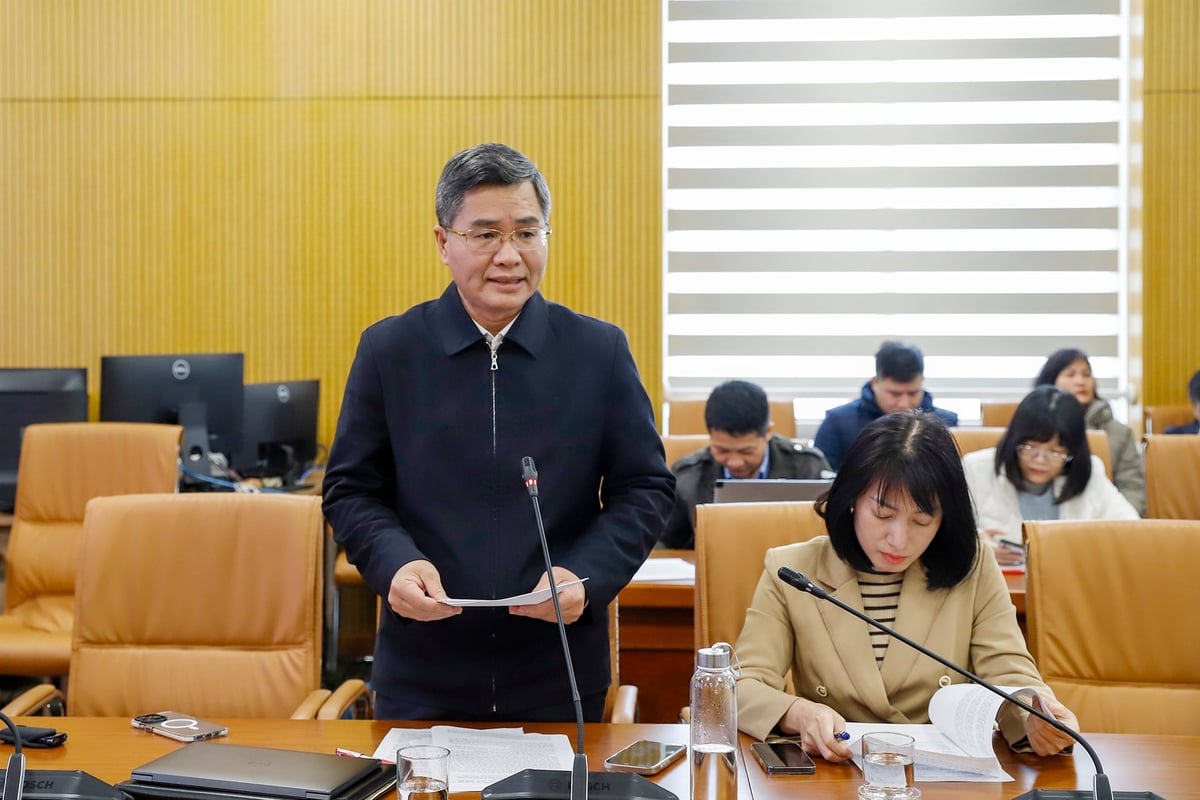 Representatives from the Ministry of Agriculture and Environment discuss issues of press concern. Photo: Khuong Trung.
