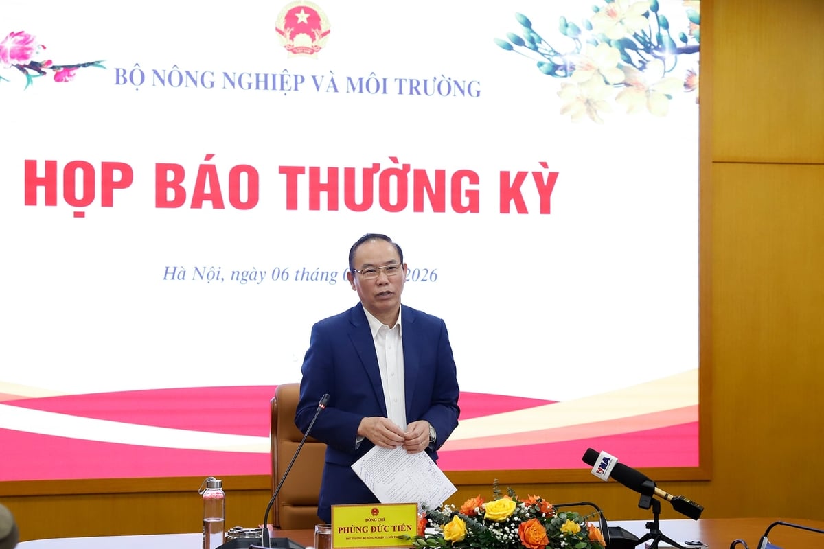 Deputy Minister Phung Duc Tien chairs the regular press conference of the Ministry of Agriculture and Environment. Photo: Khuong Trung.