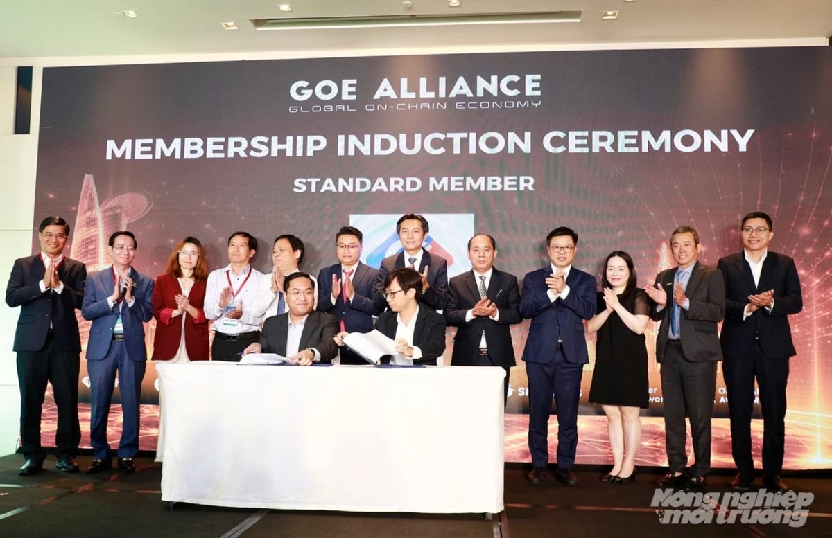 Signing ceremony for Exabyte’s admission to the Global On-chain Economy Alliance. Photo: Nguyen Thuy.