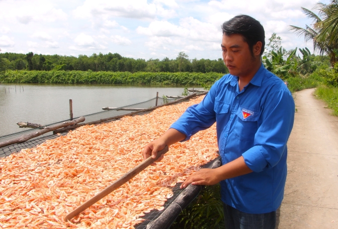 Mr. Nguyen Truong Hai always closely follows the production stages to bring quality products to customers. Photo: An Minh