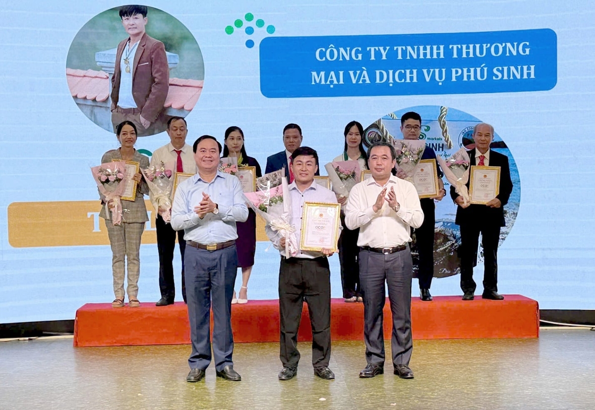 Ly Son garlic products of Phu Sinh Company have been certified as national 5-star OCOP products. Photo: Le Khanh.
