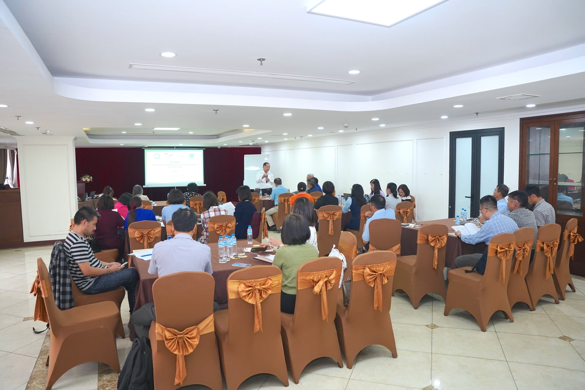 Overview of the VOAA Organic Standard Training course, introducing and guiding the application of TCCS 01:2024/VOAA to members, organizations, and individuals interested in organic agriculture.Photo: Hong Tham.