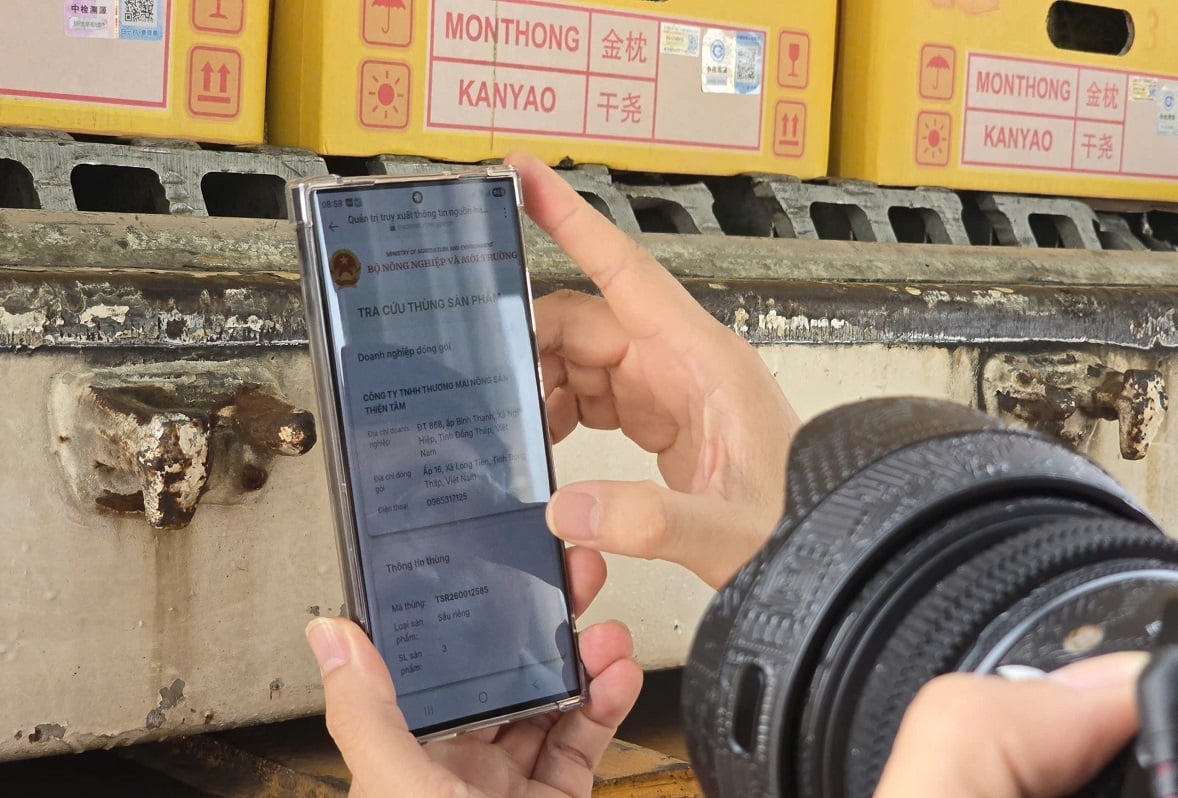 Complete shipment information is displayed when scanning the code, connecting data from production to export. Photo: Hoang Nghia.