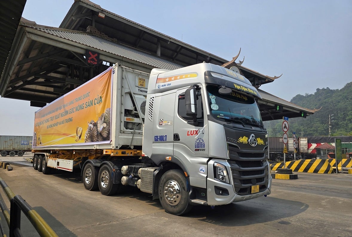 First traceable durian shipment cleared under the procedure departs from Xuan Cuong terminal to pass through Huu Nghi International Border Gate into China. Photo: Hoang Nghia.