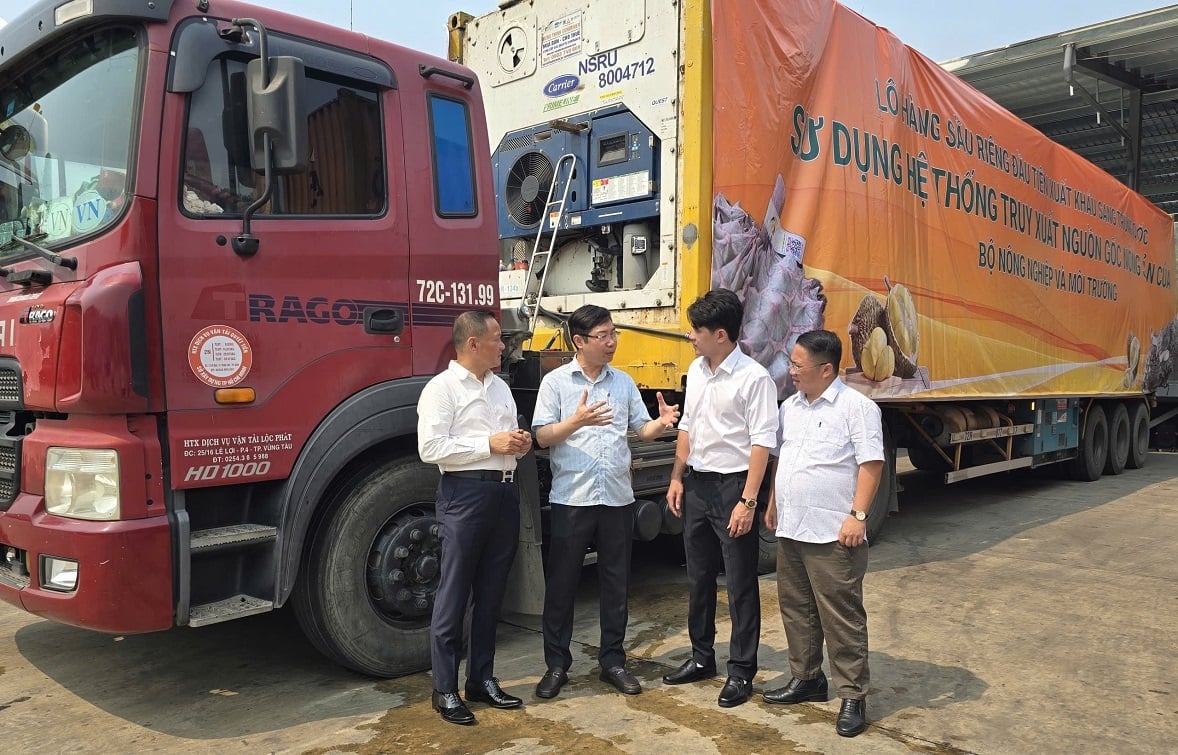 Ministry of Agriculture and Environment departments exchange with a business during the implementation of a durian shipment with traceability. Photo: Hoang Nghia.