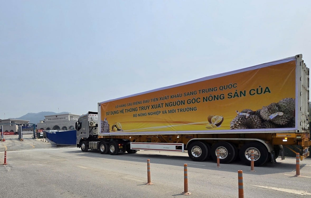 After completing customs procedures, the shipment continues its journey to the Chinese market under the new management process. Photo: Hoang Nghia.