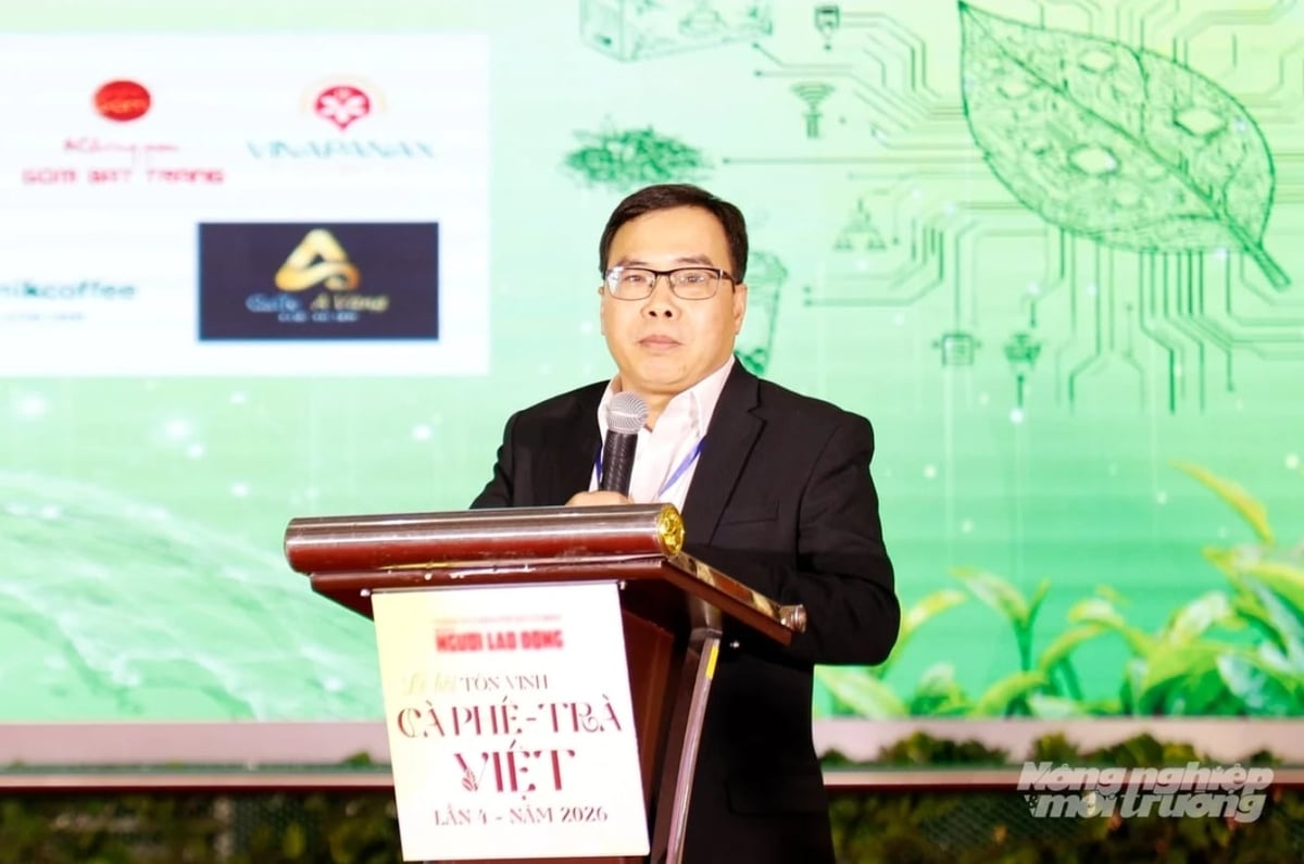 Mr. Duong Quang, Deputy Editor-in-Chief of Nguoi Lao Dong Newspaper and head of the festival’s organizing committee, speaks at the festival. Photo: Nguyen Thuy.