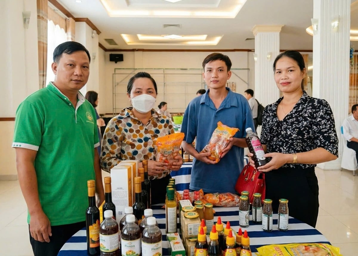 OCOP producers introduce their products at a consumer networking conference. Photo: Ho Thao.