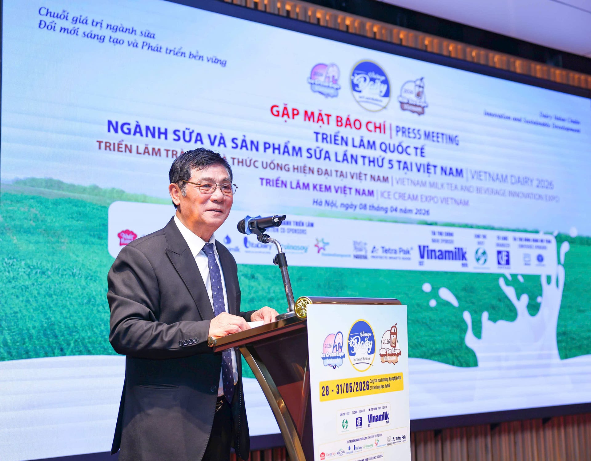 Dr. Tran Quang Trung, Chairman of the Vietnam Dairy Association, speaks at the event. Photo: NH.