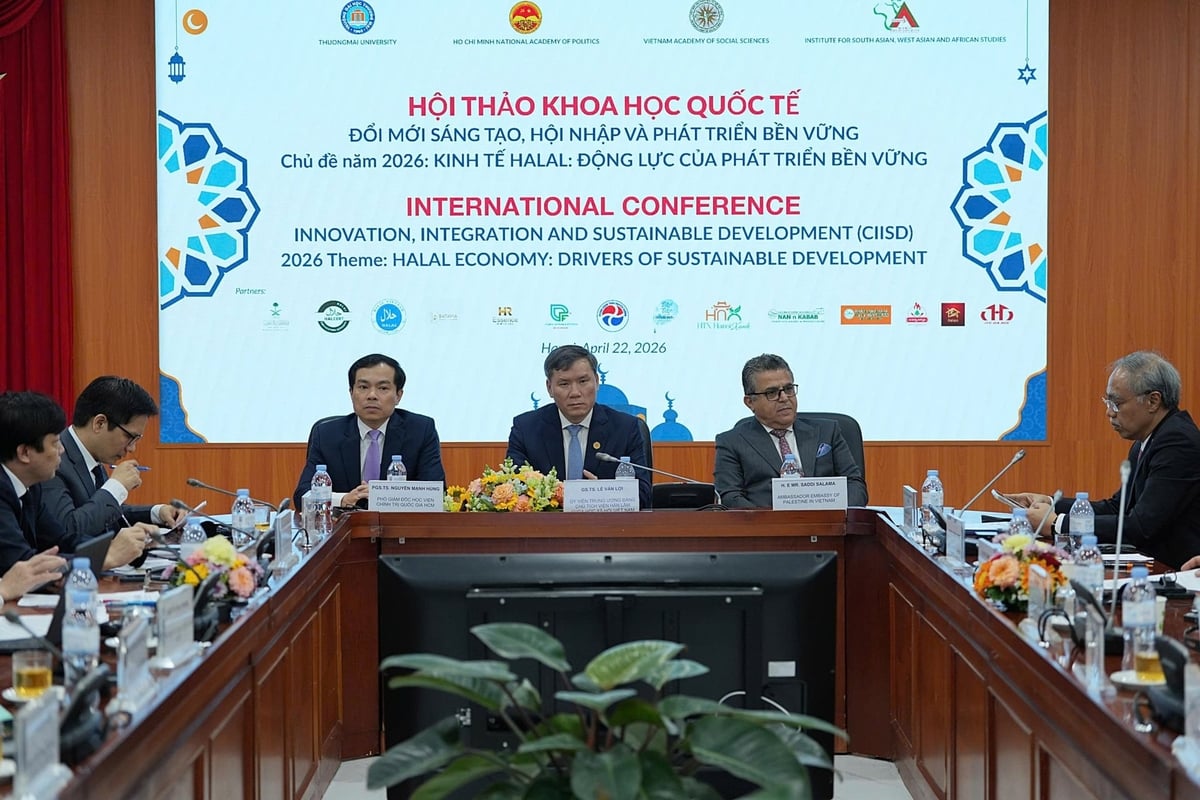 From left: Associate Professor Nguyen Manh Hung, Deputy Director of the Ho Chi Minh National Academy of Politics; Professor Le Van Loi, President of the Vietnam Academy of Social Sciences; and Palestinian Ambassador to Vietnam Saadi Salama, Dean of the Diplomatic Corps in Vietnam, chair the conference. Photo: Bao Thang.