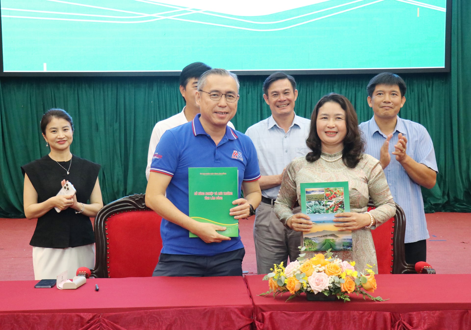 Representatives of businesses and cooperatives signed memoranda of understanding to promote production and agricultural product consumption linkages at the conference on May 23. Photo: Pham Hoai.