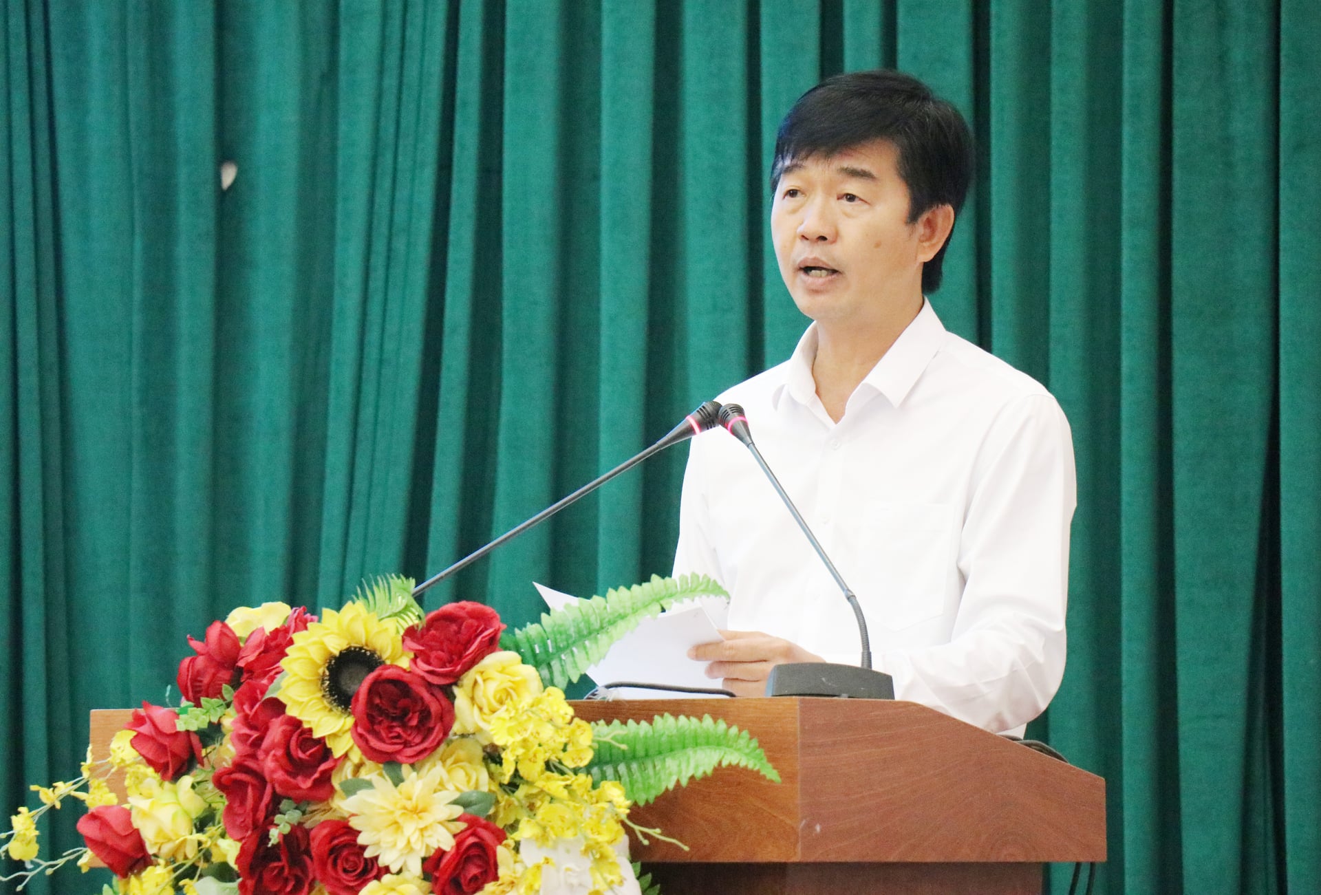 Mr. Phan Nguyen Hoang Tan, Director of the Lam Dong Department of Agriculture and Environment, speaks at the conference on connecting agricultural product consumption markets. Photo: Pham Hoai.