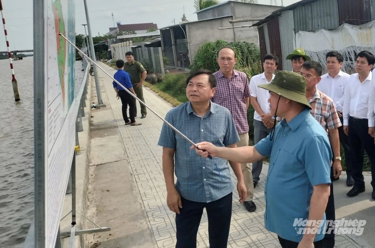 Minister Trinh Viet Hung and Deputy Minister Nguyen Hoang Hiep inspect the An Hoa sluice project on the afternoon of May 8. Photo: Minh Dam.